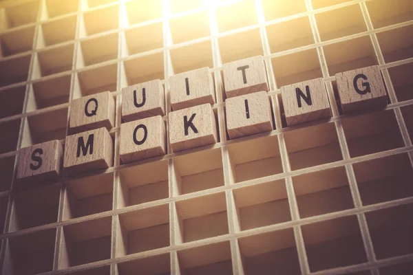 Macro Delle Parole Smettere Fumare Formata Blocchi Legno Una Tipica — Foto Stock