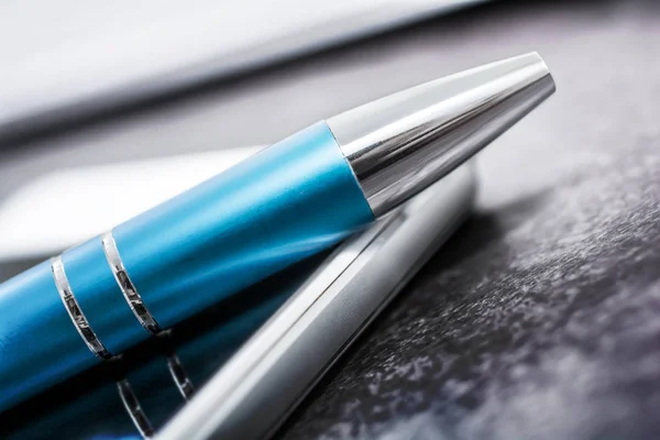 Blå Penna Liggande Vit Smartphone Skiffer — Stockfoto