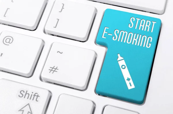 Close Teclado Com Botão Azul Iniciar Smoking Ícone Cigarro Eletrônico — Fotografia de Stock