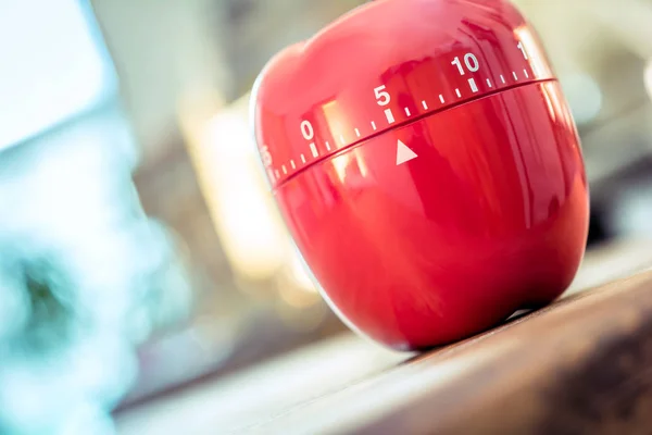 5 dakika - kırmızı mutfak yumurta saati bir tablo üzerinde Apple şeklinde