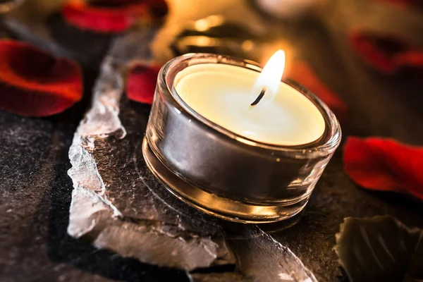 Tealight Romántico Pizarra Con Pétalos Rosa Hojas — Foto de Stock