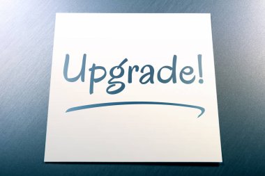 Alüminyum üzerinde yalan bugün için anımsatıcı kağıt üzerinde yükseltme