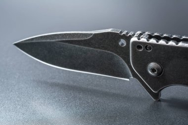 Makro bir bıçak karanlık yerde duran bıçak katlama açılan bir siyah