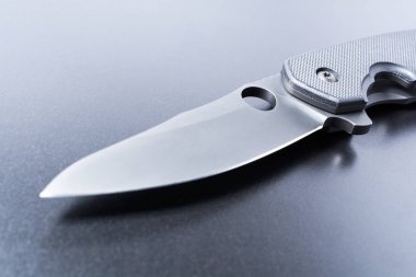 Bir yalancı açılan askeri bıçak karanlık yere yakın çekim