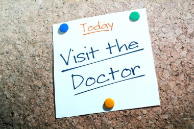 Doktor hatırlatma mantar tahta üzerinde Pinned kağıt üzerinde bugün için ziyaret