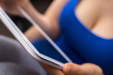 Dekolte bir Tablet bilgisayar Holding ile kadın