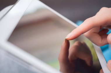 Bir parmak tarafından dokundu tablet ekran