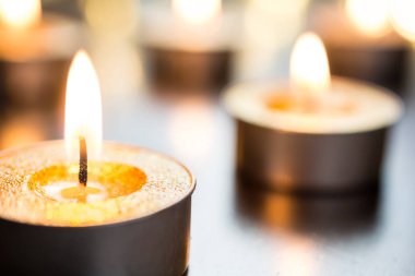 Bokeh ile ahşap masa üzerinde parlak X-Mas atmosferde altın romantik Candlelights