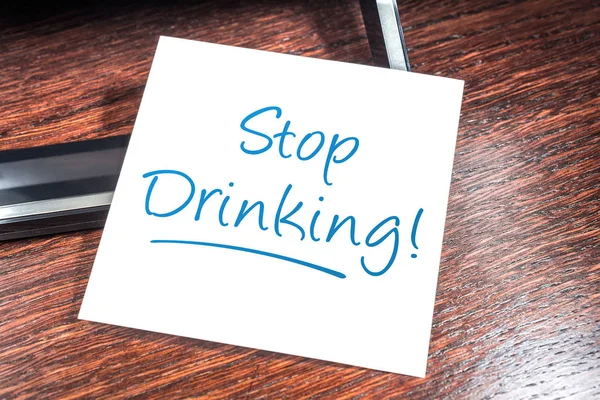 Kağıt ahşap dolap üzerinde üzerinde uyarı mektubu içmeyi kes