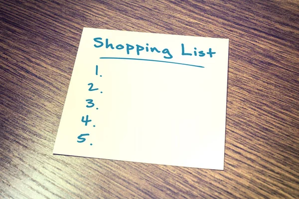 Κενό Ψώνια Λίστα Υπενθύμισης Χαρτί Ξαπλωμένο Στο Ξύλινο Ντουλάπι — Φωτογραφία Αρχείου