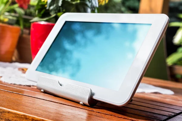 Weißes Business Tablet Auf Einem Stand Entspannter Atmosphäre — Stockfoto