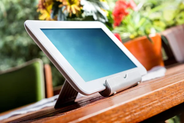 Beyaz Tablet Rahatlatıcı Ahşap Masa Üzerinde Atmosfer — Stok fotoğraf