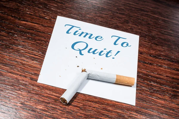 Tempo Para Parar Fumar Lembrete Com Cigarro Quebrado Prateleira Madeira — Fotografia de Stock