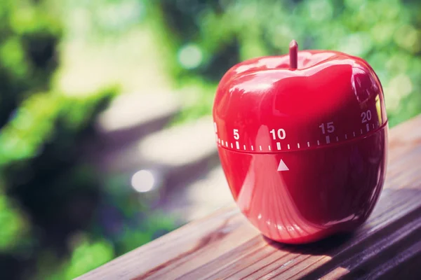 10 dakika mutfak yumurta saati Küpeşte üzerinde duran Apple şeklinde