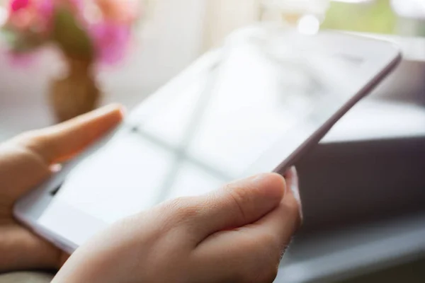 Frau Hält Weißes Business Tablet Neben Einem Fenster Bei Sonnenaufgang — Stockfoto