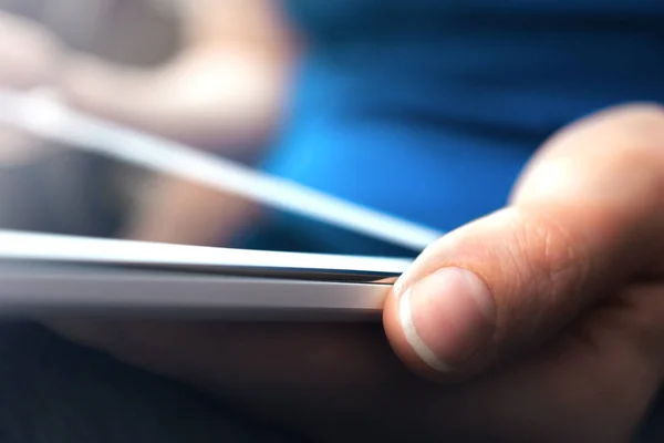 Frau in blauem Tanktop mit Tablet-Computer — Stockfoto