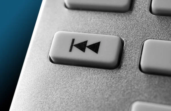 Makro bir Hifi Stereo ses sistemi için Chrome uzaktan kumandasındaki bir gri atla geri düğmesinin