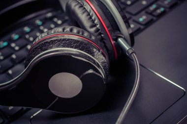 Küçük siyah bir defter klavyede yalan Gaming Headset kablolu