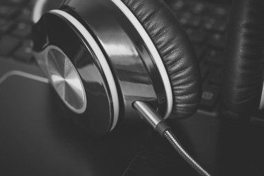 Siyah büyük siyah beyaz renklerde bir dizüstü bilgisayar klavye yatan Gaming Headset kablolu