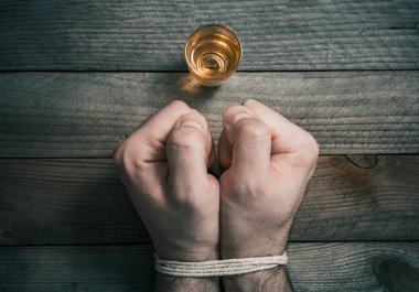 Seyir vurguladı çıkmak içme alkol konsepti ile bir içki cam önünde bağlı 2 yumruk sıkılı