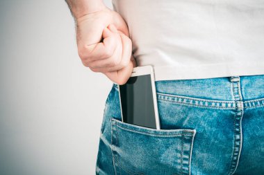 Erkek el bir Smartphone bir kot pantolon sol arka cebinde kapma