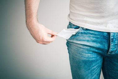 Adam gösterilen onun boş cepler, zavallı adam kavramı