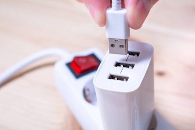 Beyaz bir Usb kablosu bir Usb bir uzatma kablosu takılı şarj cihazı bağlama