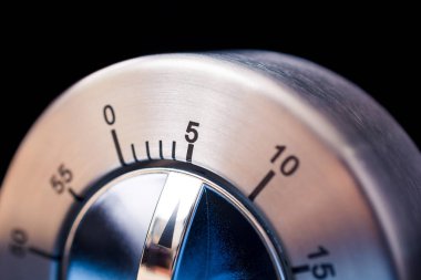 5 dakika - bir Analog krom mutfak Timer koyu arka plan ile makro