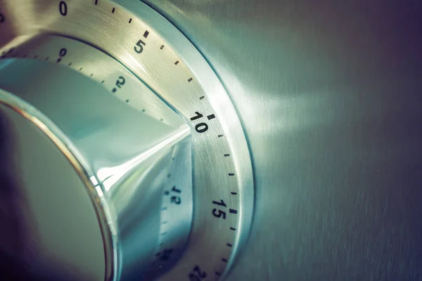 10 dakika - Analog krom mutfak Timer bir buzdolabı üzerine yerleştirilen — Stok fotoğraf