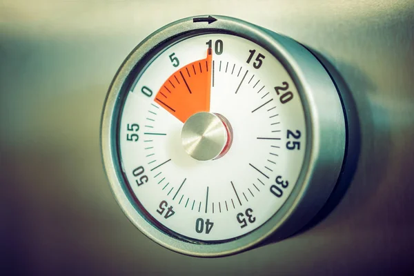 10 Minutos - Temporizador de cozinha analógica colocado em um refrigerador — Fotografia de Stock