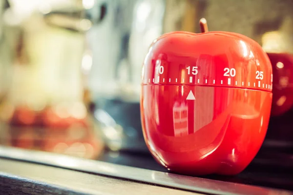 15 Minutes - Red Kitchen Egg Timer On Cooktop Next To A Pot — Stock Photo, Image