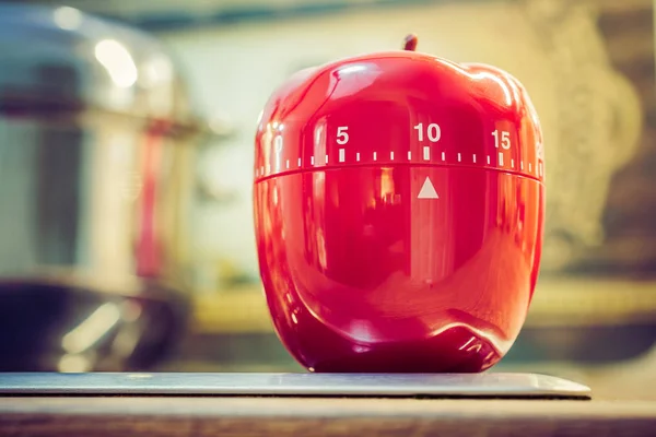 10 minutos - Temporizador de huevo de cocina rojo en Cooktop junto a una olla — Foto de Stock