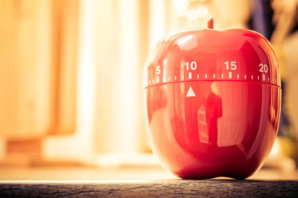 10 minutos - Temporizador de huevo de cocina roja en atmósfera brillante — Foto de Stock