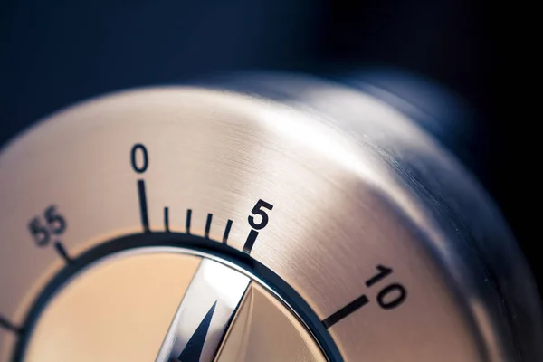 5 Minutos - Close-up de um cronômetro de cozinha cromado analógico com fundo escuro — Fotografia de Stock