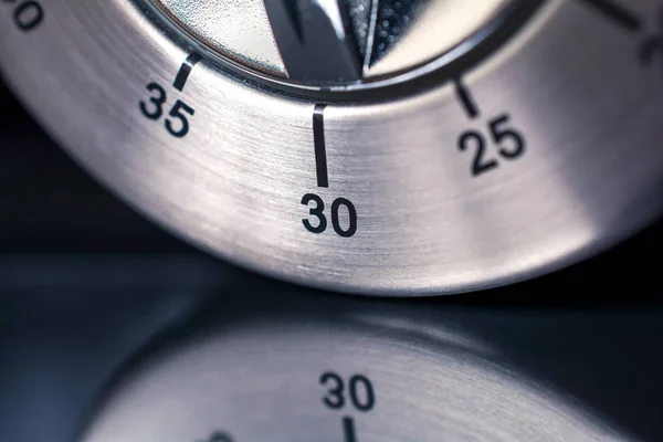 30 Minutes - Macro Of An Analog Chrome Kitchen Timer With Dark Background And Reflection — Stock Photo, Image