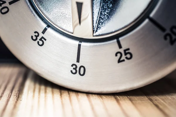 30 minutos - Macro de un temporizador de cocina analógica Chrome en la mesa de madera — Foto de Stock