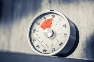 10 dakika - bir Analog mutfak Timer kırmızı işareti ile yerleştirilen bir rafta tek renkli renklerde
