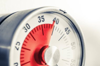 40 dakika - bir Analog mutfak Timer kırmızı işareti ile siyah beyaz renklerde bir buzdolabı yerleştirilir