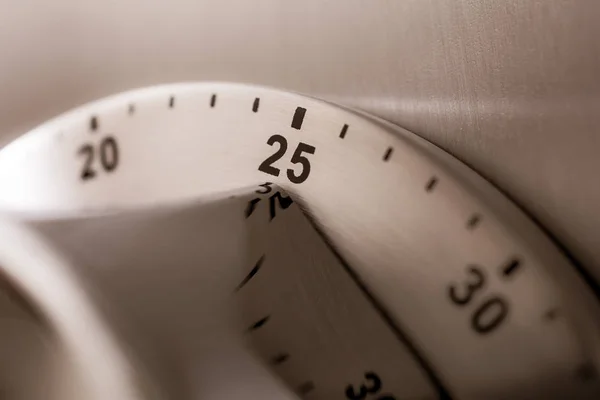 25 Minutos - Cronômetro de cozinha cromado analógico colocado em um refrigerador — Fotografia de Stock