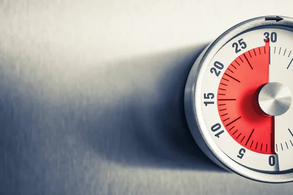 30 dakika - bir Analog mutfak Timer kırmızı işareti ile siyah beyaz renklerde bir buzdolabı yerleştirilir