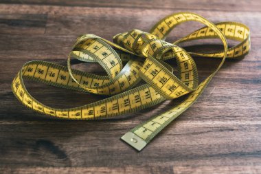 Eski bir ahşap masa kasette ölçme sarı bir gevşek berbat