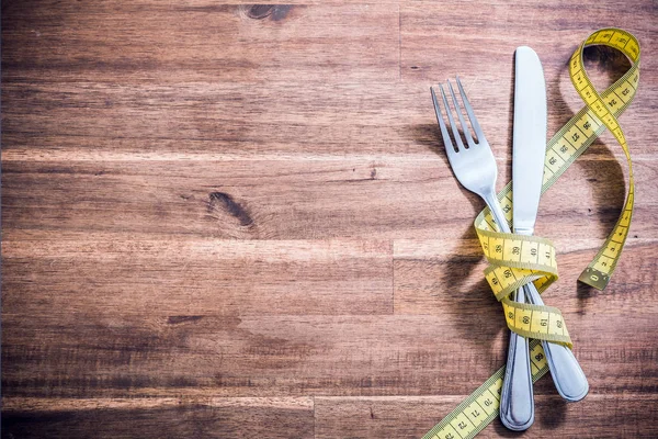 Çatal ve bıçak gümüş bir tablo - diyet kavramı kasette ölçme ile birlikte bağlı