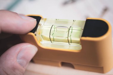 Erkek parmak kabarcık Merkezi, DIY ev geliştirme kavramı ise küçük sarı ruh düzeyi kontrol etmek için Holding