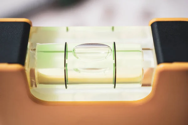 Gelbe Wasserwaage mit Blase in der Mitte, diy Baumarkt-Konzept — Stockfoto