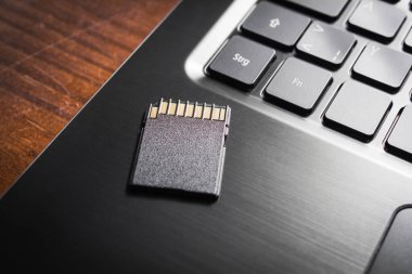 Bir tablo, ölçüde Disk alanı kavramı e klavyede kenarına yalan siyah Sd Kart