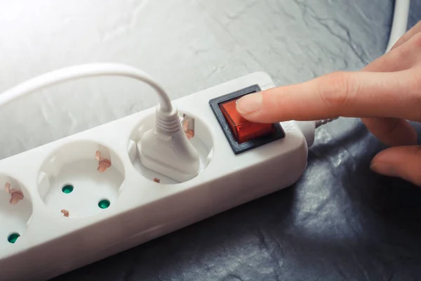 Enerji kavramı kaydetmek çoklu priz, kırmızı Yurdu'ndanormal basarak el