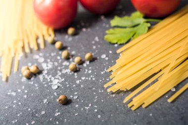 Mutfak malzemeleri domates, erişte ve baharat kayrak taş gibi