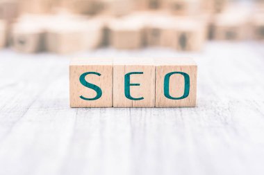 Ahşap bloklar beyaz bir tablo üzerinde oluşturduğu kelime Seo