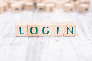 Ahşap bloklar beyaz bir tablo üzerinde oluşturduğu Word giriş