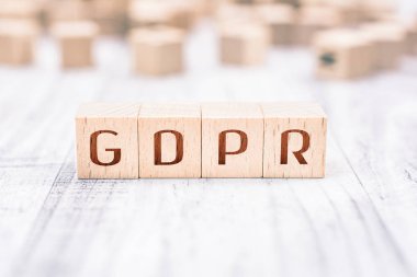 Ahşap bloklar beyaz bir tablo, uyarı mektubu kavramı üzerinde oluşturduğu Word Gdpr